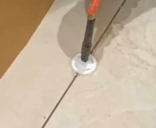 柏乡瓷砖空鼓维修公司专业解答瓷砖在铺贴过程中，如果没有涂抹均匀到位的粘结材料（如水泥砂浆或瓷砖胶），可能会导致以下问题