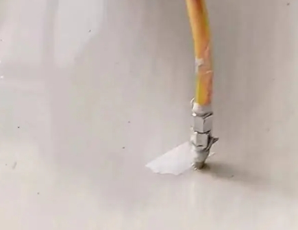 柏乡瓷砖空鼓维修公司专业解答在瓷砖铺贴过程中，如果使用的砂料过粗（如全部使用了粗砂），可能会导致以下问题